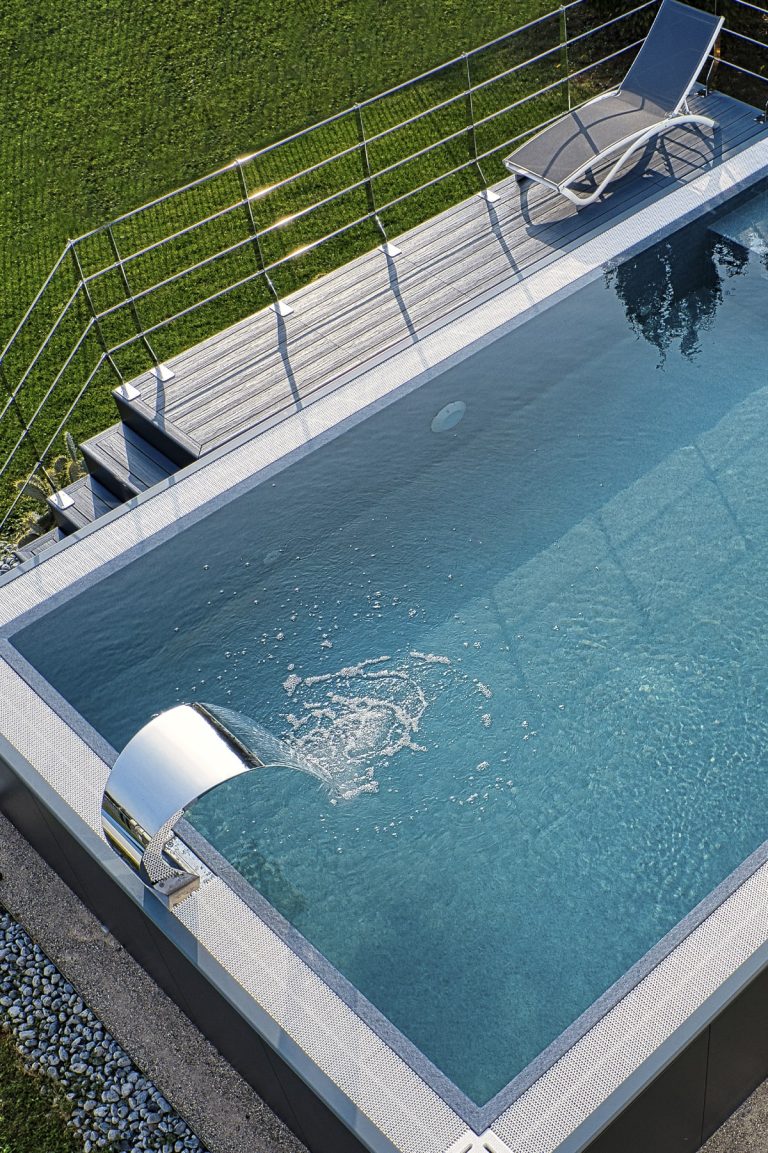 una piscina di lusso ed elegante con una piccola cascata a getto